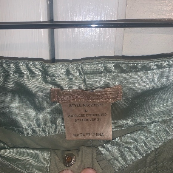 Reference green cargo Capri pants women’s size medium - Picture 6 of 6